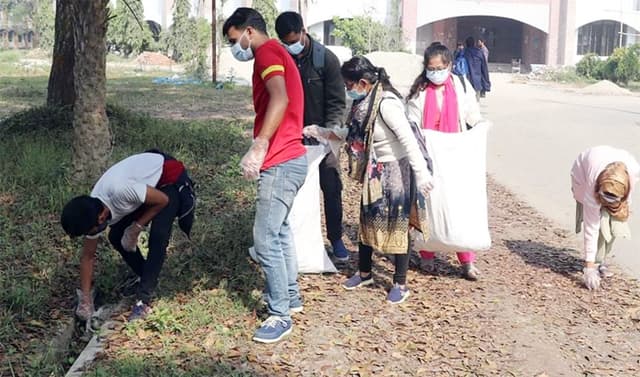 ইবি ক্যাম্পাস পরিচ্ছন্নতায় ব্যস্ত শিক্ষার্থীরা