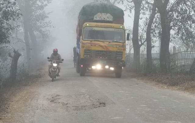 ঘন কুয়াশার চাদরে ঢাকা হিলি বিপাকে নিন্ম আয়ের মানুষ