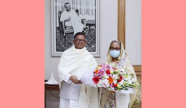 প্রধানমন্ত্রী শেখ হাসিনাকে ফুলেল শুভেচ্ছা জানালেন এ্যাডঃ বলরাম পোদ্দার