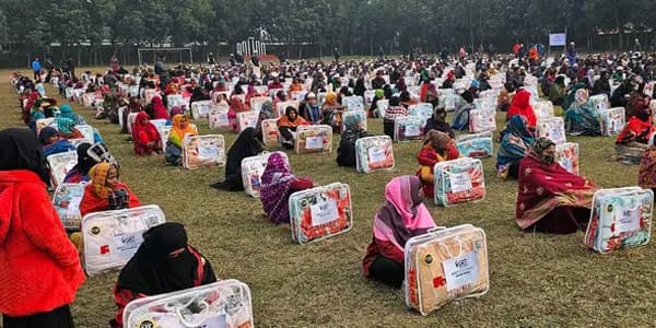 ঠাকুরগাঁওয়ে দুঃস্থ ও অসহায়দের মাঝে শীতবস্ত্র বিতরণ