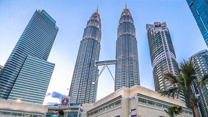 বাংলাদেশ থেকে শ্রমিক নেওয়ার চুক্তির ঘোষণা মালয়েশিয়ার