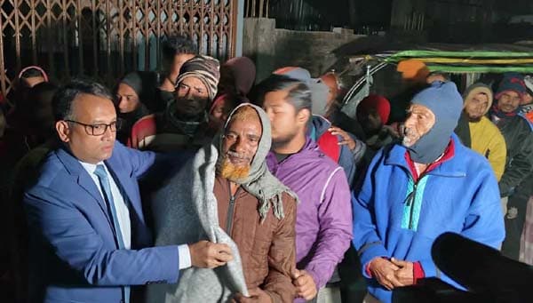 পিরোজপুরে রাতের আঁধারে ঘুরে ঘুরে জেলা প্রশাসনের কম্বল বিতরন