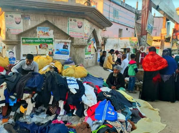 সরাইলে ফুটপাতে শীতে গরম কাপড় বিক্রির হিড়িক