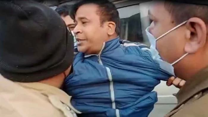 মাস্ক না পরায় পুলিশকেই গাড়িতে টেনে তুললো পুলিশ!