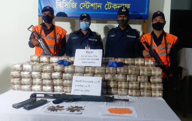 মাদক পাচারকারী-কোস্টগার্ড গোলাগুলি, ইয়াবা, গুলি ও অস্ত্র উদ্ধার