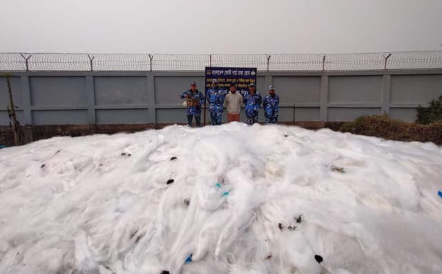 কোস্টগার্ডের অভিযানে সাড়ে ৫ কোটি টাকার কারেন্ট জাল জব্দ