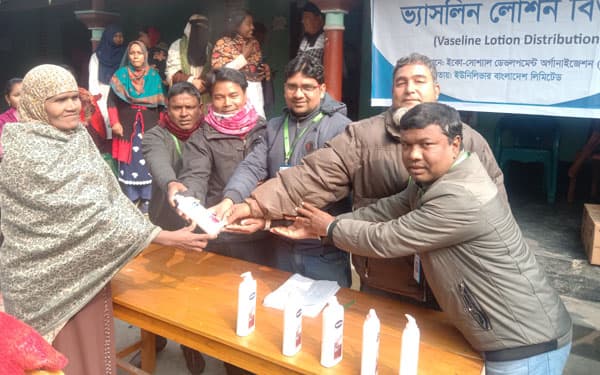 পীরগঞ্জে শীতার্তদের মাঝে ভ্যাসলিন লোশন বিতরন