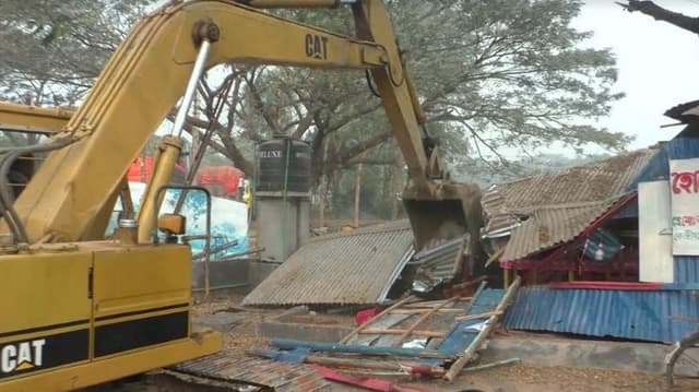 ঝিনাইদহে সড়ক ও জনপথের জায়গায় অবৈধ স্থাপনা উচ্ছেদ অভিযান