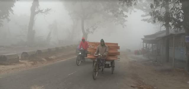 লালপুরে ঘনকুয়াশা ও তীব্র শীতে বিপর্যস্ত জনজীবন