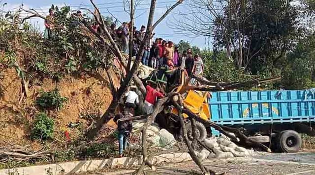 খাগড়াছড়িতে সিমেন্ট বোঝাই ট্রাক চাপায় পিতা-পুত্রের মৃত্যু