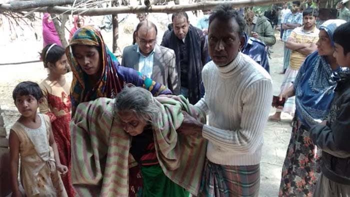 ছেলে বউয়ের অত্যাচারে ৯২ বছরের বৃদ্ধ মা গোয়াল ঘরে