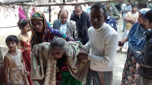 ছেলে বউয়ের অত্যাচারে ৯২ বছরের বৃদ্ধ মা গোয়াল ঘরে