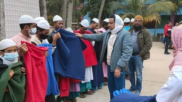 শ্যামনগরে প্রধানমন্ত্রী শেখ হাসিনার উপহার শীতের কম্বল বিতরণ