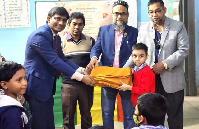 রোটারী ঢাকা ক্লাব অফ রাইজিং স্টারস্ এর উদ্যোগে কম্বল বিতরণ