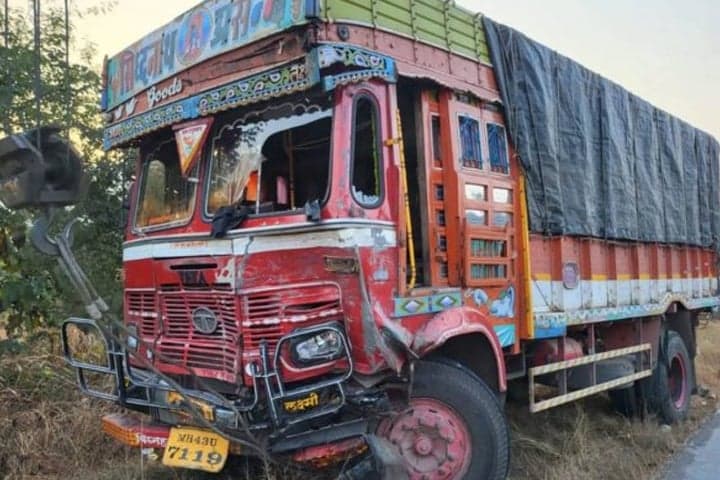 ভারতে যাত্রীবাহী গাড়ির সঙ্গে ট্রাকের সংঘর্ষে নিহত ৯