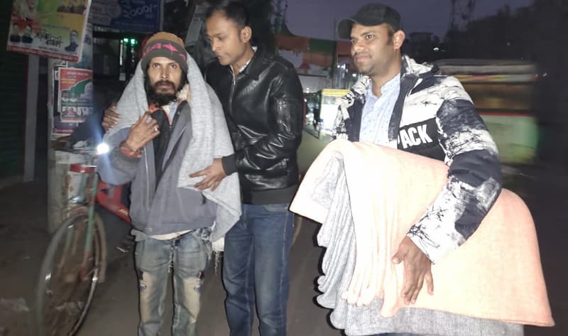 শরীয়তপুরে যুবলীগ নেতার কম্বল বিতরণ