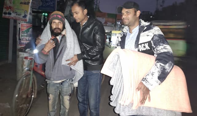 শরীয়তপুরে যুবলীগ নেতার কম্বল বিতরণ