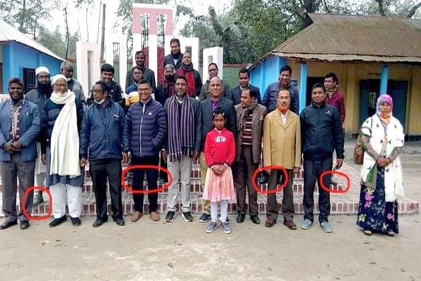 জুতা পায়ে শহীদ মিনারে শিক্ষকরা, সামাজিক যোগাযোগ মাধ্যমে বিতর্ক