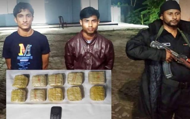 টেকনাফ ২০ হাজার ইয়াবাসহ দুই রোহিঙ্গা আটক