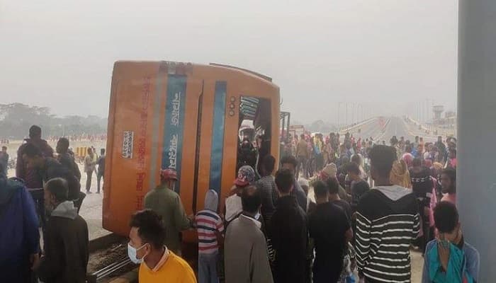 ফরিদপুরের ভাঙ্গায় বাস উন্টে নিহত ৩, আহত ১৫