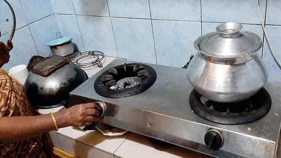 সাভারে বাসাবাড়িতে গ্যাসের তীব্র সংকট
