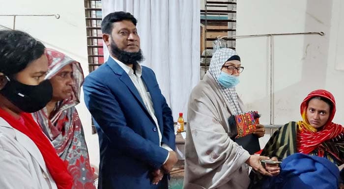 কাউখালীতে অসহায় প্রসূতি নারীর চিকিৎসার দায়িত্ব নিলেন ভাইস চেয়ারম্যান
