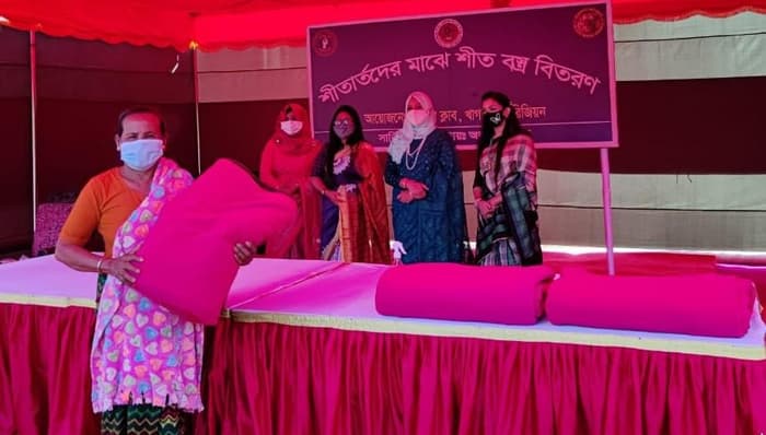 দূর্গম পাহাড়ে অসহায়দের মাঝে উষ্ণতা ছড়িয়ে দিলেন সেনা রিজিয়ন লেডিস ক্লাব