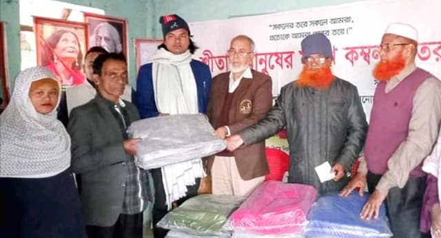 রাজাপুরে পুলিশ সুপার মামুনের পক্ষে শীতবস্ত্র বিতরণ