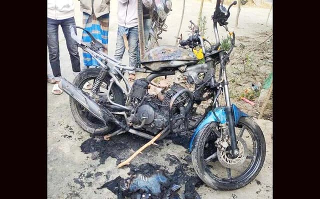 রাজাপুরে ব্যবসায়ীর মোটর সাইকেলে দুর্বৃত্তদের আগুন