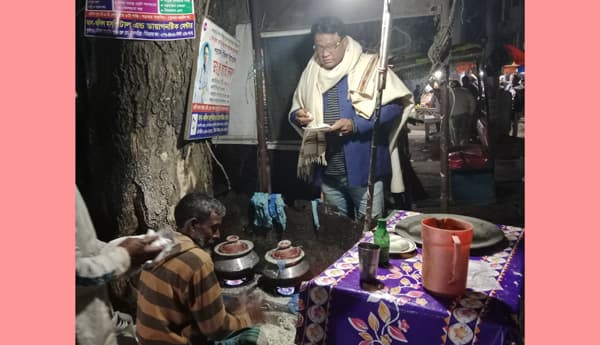 সরাইলে জমজমাট শীতের পিঠা বিক্রি