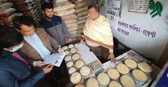 চালের দোকানে অভিযান, বন্ধ করে পালালেন দোকানিরা