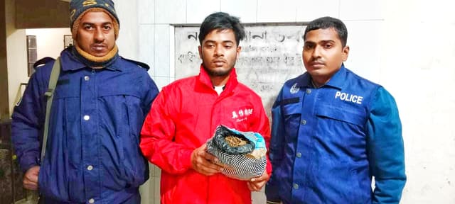 ঝালকাঠিতে গাঁজাসহ যুবক আটক