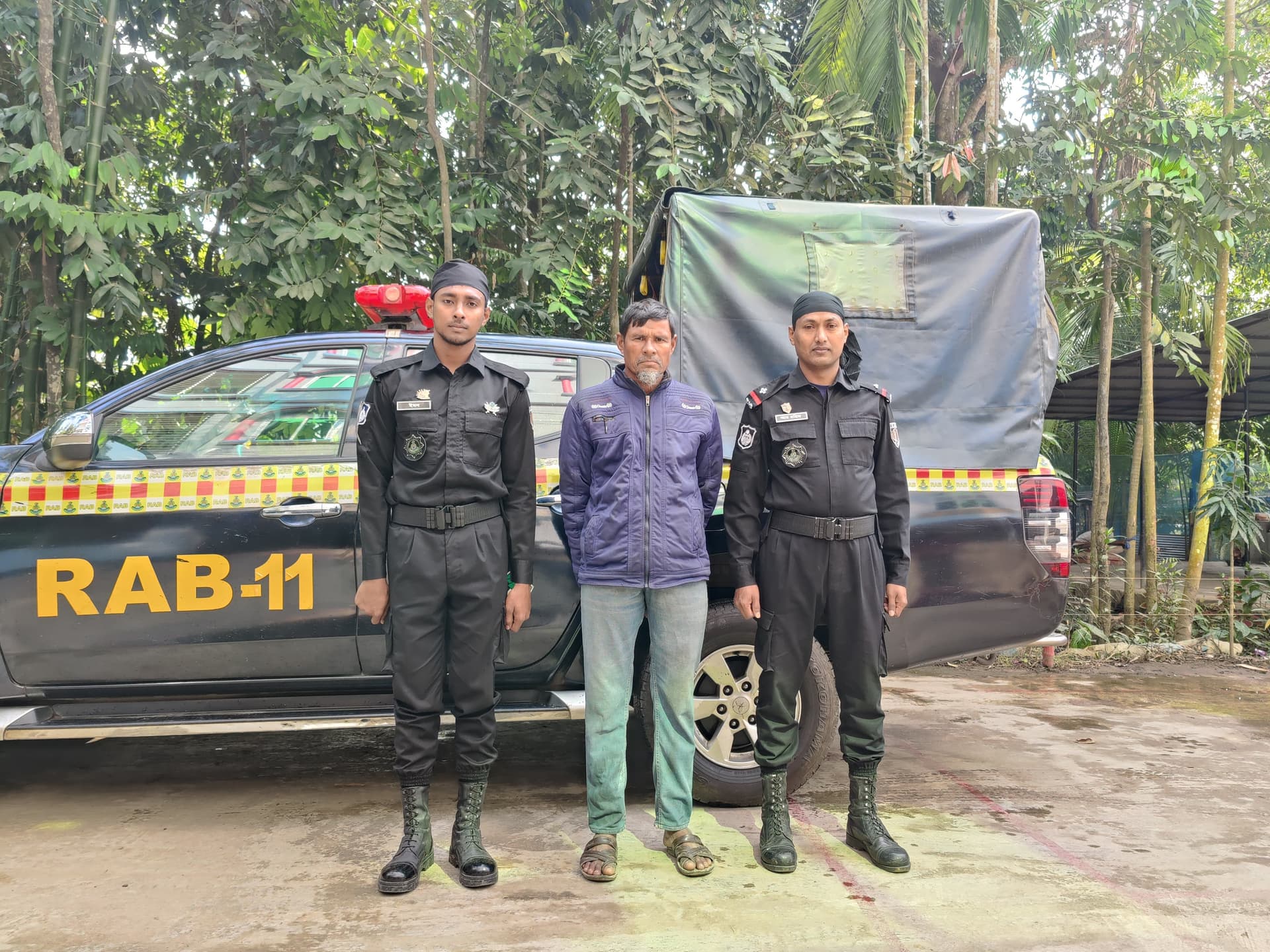 নোয়াখালীতে খালে মিলল গৃহবধূর পা বাঁধা মরদেহ,স্বামী আটক