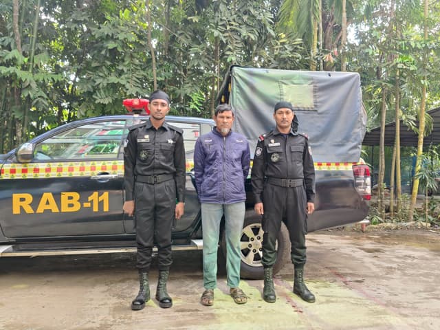 নোয়াখালীতে খালে মিলল গৃহবধূর পা বাঁধা মরদেহ,স্বামী আটক