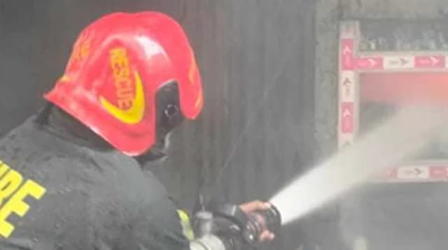 চকবাজারে আগুন, নিয়ন্ত্রণে ৬ ইউনিট