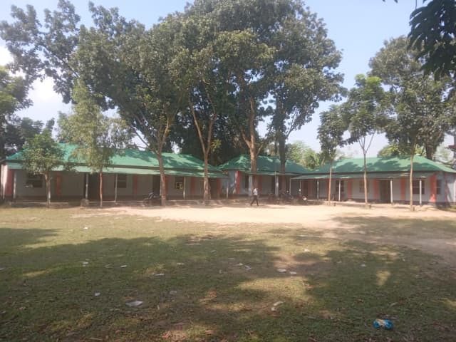 রায়গঞ্জে ভবন সংকটে করতোয়া উচ্চ বিদ্যালয়ের পাঠদান ব্যাহত