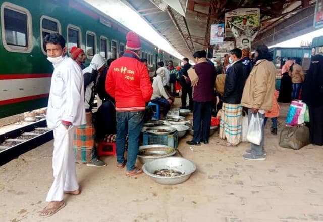 আত্রাই রেলওয়ে প্লাটফরমে মাছের দোকান যাত্রীদের দুর্ভোগ