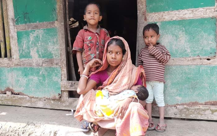 বিক্রি করা শিশু কন্যাকে ফিরে পেল বাবা মা