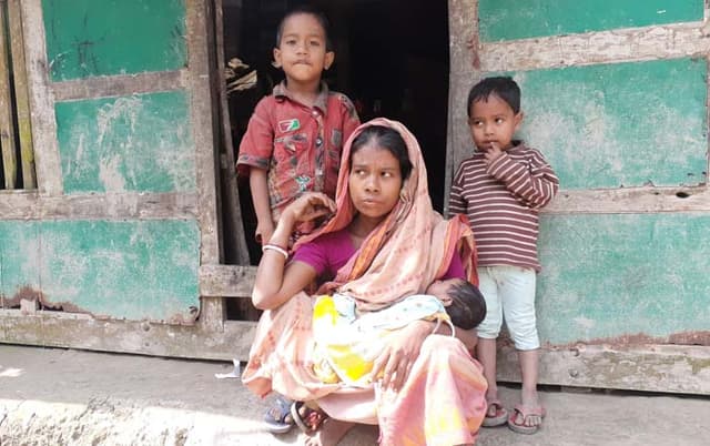 বিক্রি করা শিশু কন্যাকে ফিরে পেল বাবা মা