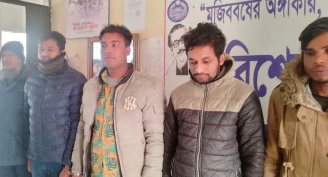 লালমনিরহাটে ফেন্সিডিলসহ দুই পুলিশ সদস্য গ্রেপ্তার!