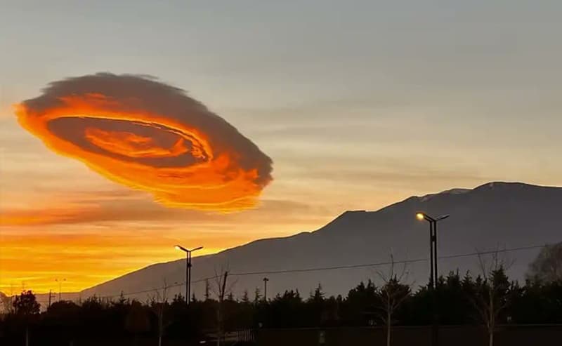 তুরস্কের আকাশে অদ্ভুত মেঘ, বিশেষজ্ঞরা যা বলছেন