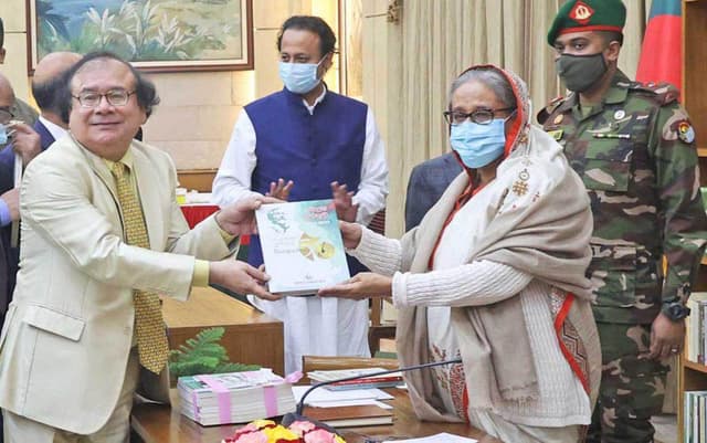 'স্বাধীনতার সুবর্ণজয়ন্তী-অর্জন ও সম্ভাবনা' শীর্ষক স্মারক সংকলন প্রধানমন্ত্রীকে হস্তান্তর