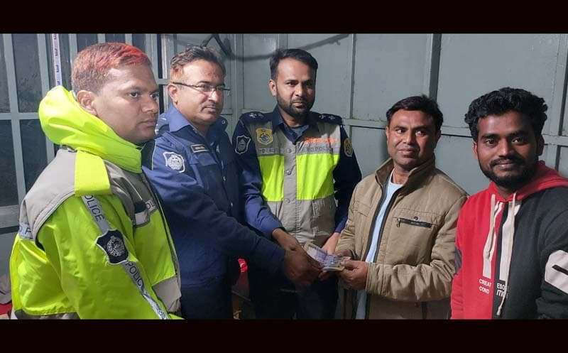পর্যটকের হারানো টাকা কুড়িয়ে ফেরত দিলেন ফটোগ্রাফার