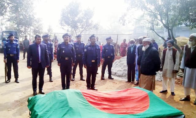 পাঁচবিবিতে বীর মুক্তিযোদ্ধা অসীম কুমারকে রাষ্ট্রীয় সম্মান প্রদান