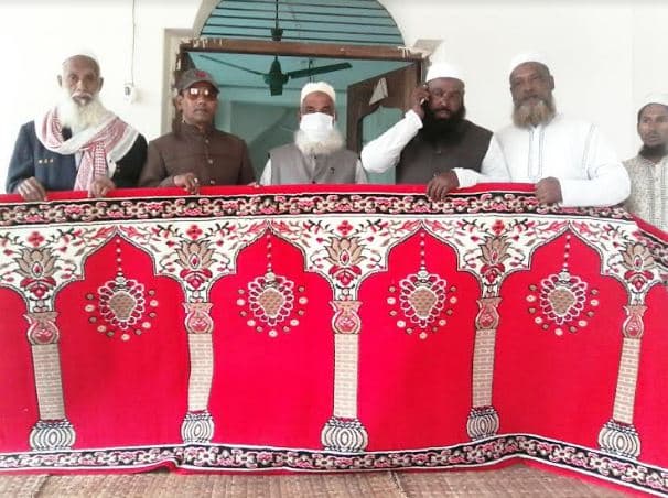 হিজলা কলেজ মসজিদে এড.হেলাল এর কার্পেট বিতরণ