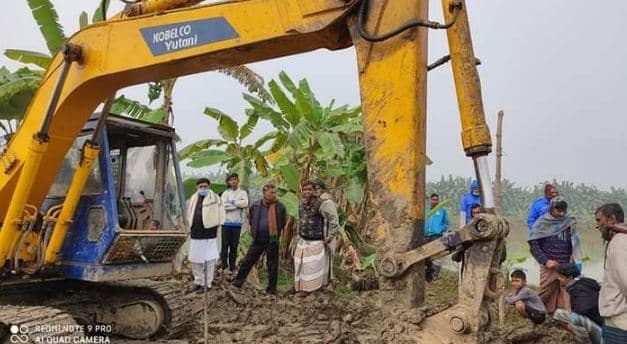 লালপুরে অবৈধ পুকুর খনন বন্ধ করলেন উপজেলা চেয়ারম্যান ইসাহাক
