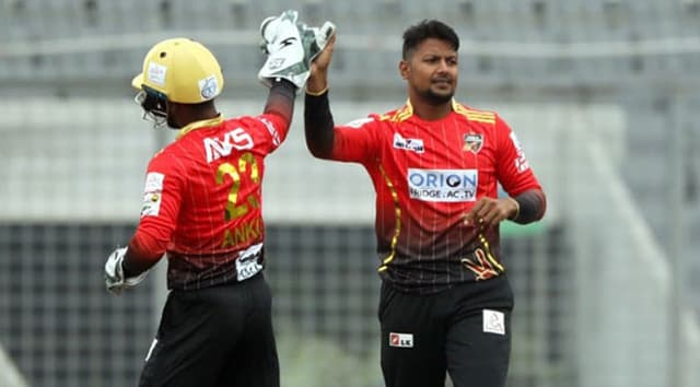 স্বল্প রানের লক্ষ্যে নেমে শ্বাসরুদ্ধকর জয় কুমিল্লার