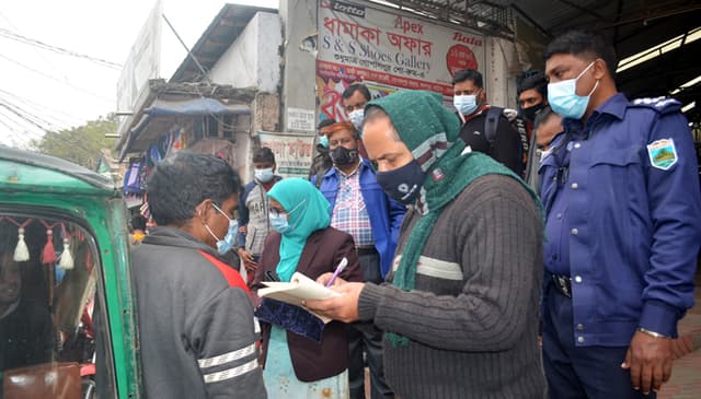 লালপুরে ওমিক্রন ও করোনা প্রতিরোধে মাঠে নেমেছে প্রশাসন
