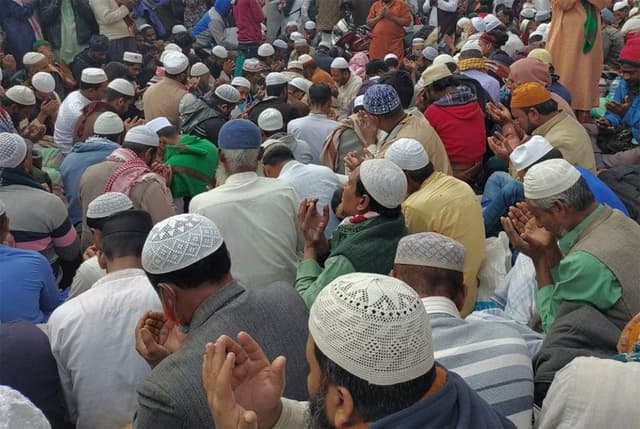 দেশ, জাতির শান্তি ও কল্যাণ চেয়ে মুসল্লিদের আকুতি