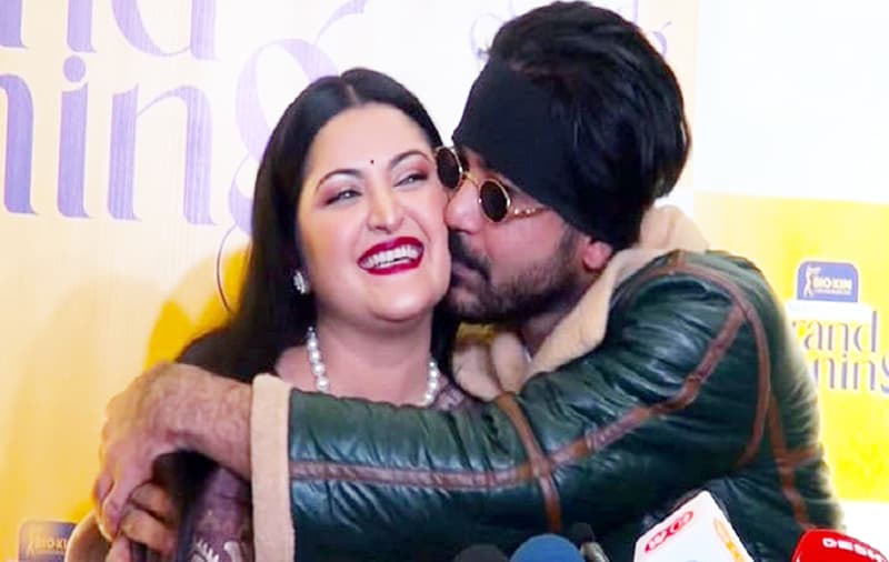 পরীর গালে প্রকাশ্যে চুমু খেলেন রাজ ! ভিডিও